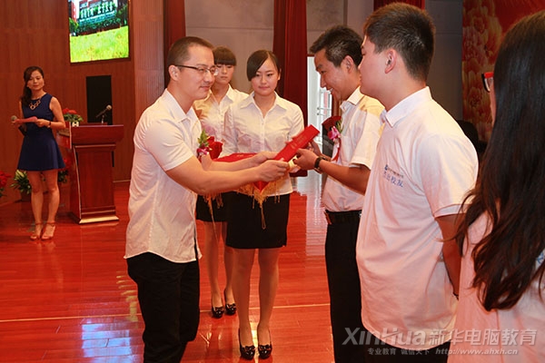 安徽新華電腦專(zhuān)修學(xué)院 院長(zhǎng)助理王科為杰出校友們頒發(fā)榮譽(yù)證書(shū)