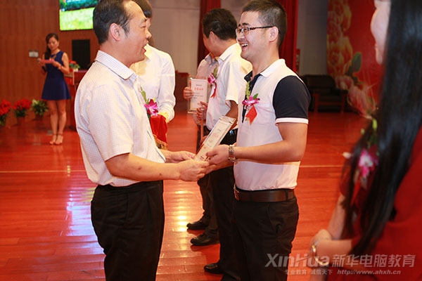 接受安徽新華電腦專修學(xué)院副院長(zhǎng)孫禮平頒發(fā)榮譽(yù)證書的汪林君