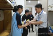 安徽新華院長暖心走訪新生宿舍 傳遞家校溫情